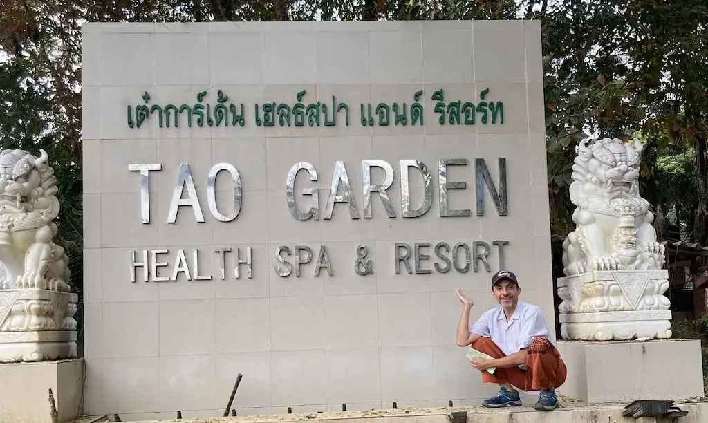 Le Garçon Masseur devant le TAO Garden - Thailand